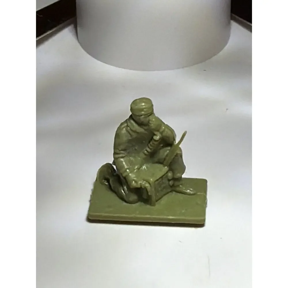 Vintage Airfix British Infantry Support Group Radio Operator Toy Figure Green